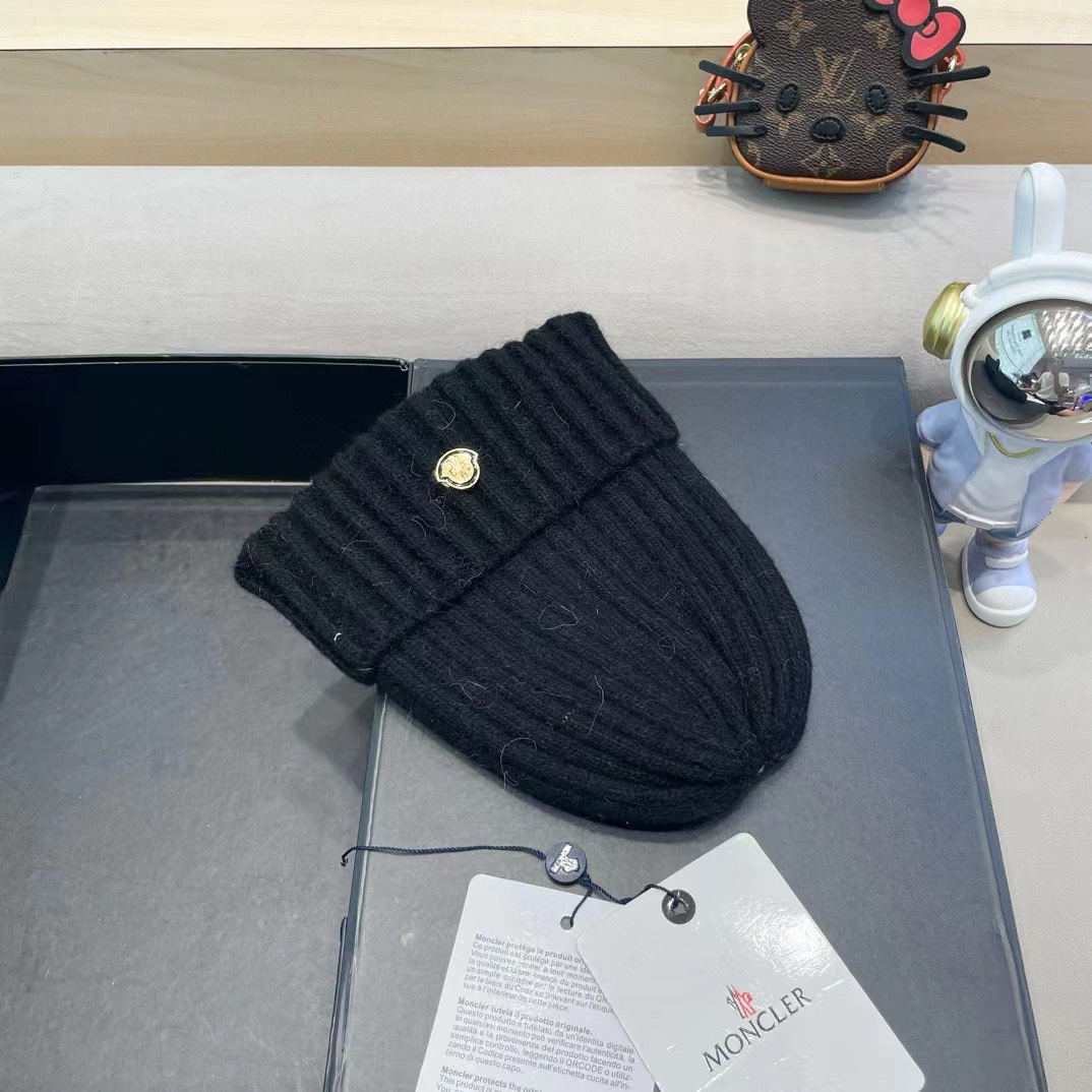   蒙口Moncler盟可睐💥新款经典针织帽，非常柔软亲肤，弹性很好💓有质感又非常百搭的款式~保暖的  
