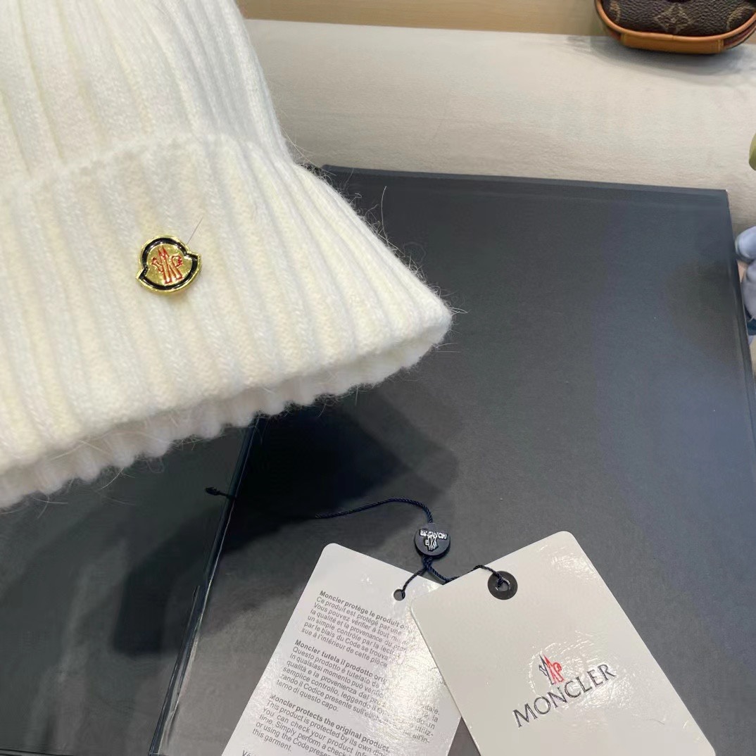   蒙口Moncler盟可睐💥新款经典针织帽，非常柔软亲肤，弹性很好💓有质感又非常百搭的款式~保暖的  