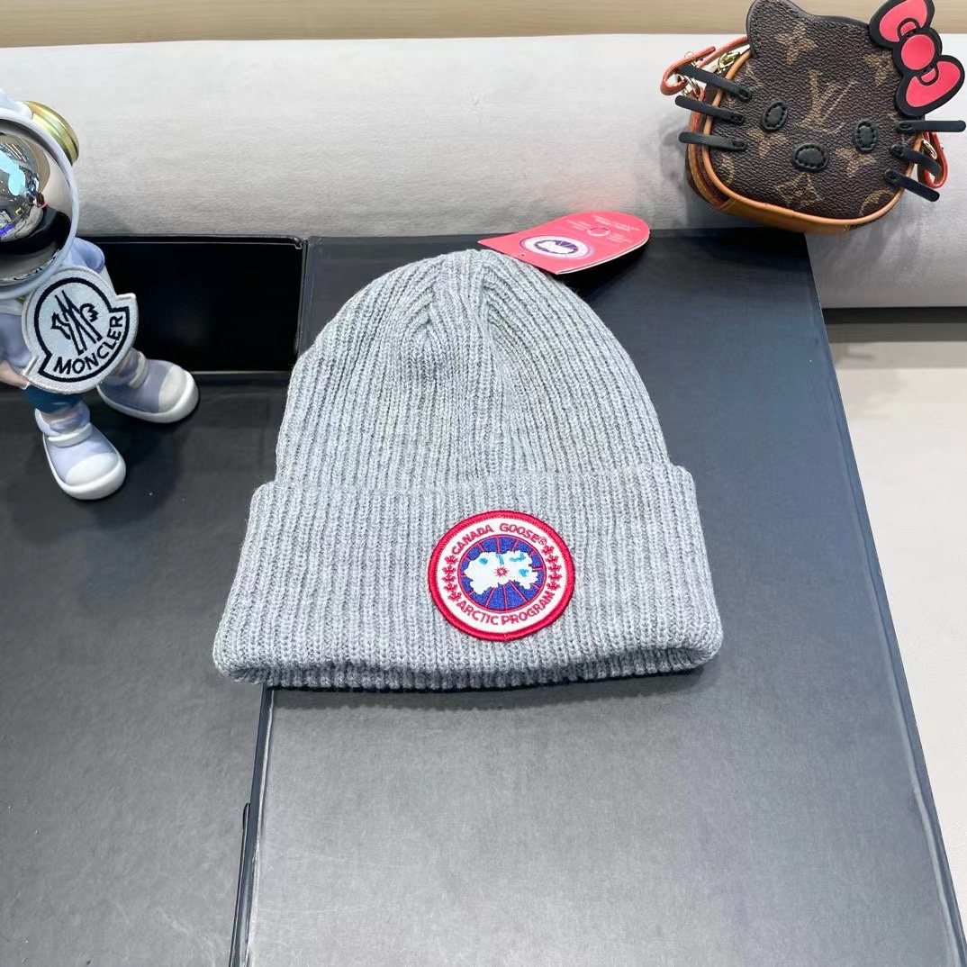 NO:214433,Canadian Goose.CANADA GOOSE with wool knitted balls!  The latest wool knitted hat on the official website, the original single replica of the official website. It is very soft and skin-friendly, and has very elasticity!  Textured and very versatile style ~ Warm wool hat, both sized and elastic ~ Universal for men and women, can be worn for any head circumference. I sincerely recommend hats, fisherman hats, baseball hats, knit hats, hats, espadrilles, hats19860909加拿大鹅.CANADA GOOSE 配毛球羊毛针织！官网最新羊毛针织帽,官网原单复刻.非常柔软亲肤,弹性很好！有质感又非常百搭的款式~保暖的毛线帽,均码有弹性~男女通用,任何头围都可以佩戴.真心推荐帽子渔夫帽棒球帽针织帽,帽子,espadrilles,hats,hat