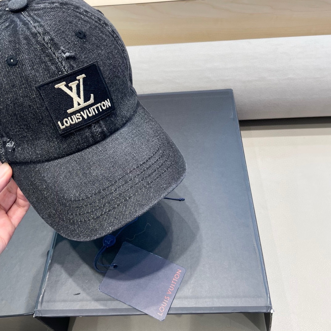   Lv路易威登  新款专柜同步牛仔洗水刺绣破洞棒球帽 
新款上架💙💙 今年赛琳家每款帽子都想拥有～
设