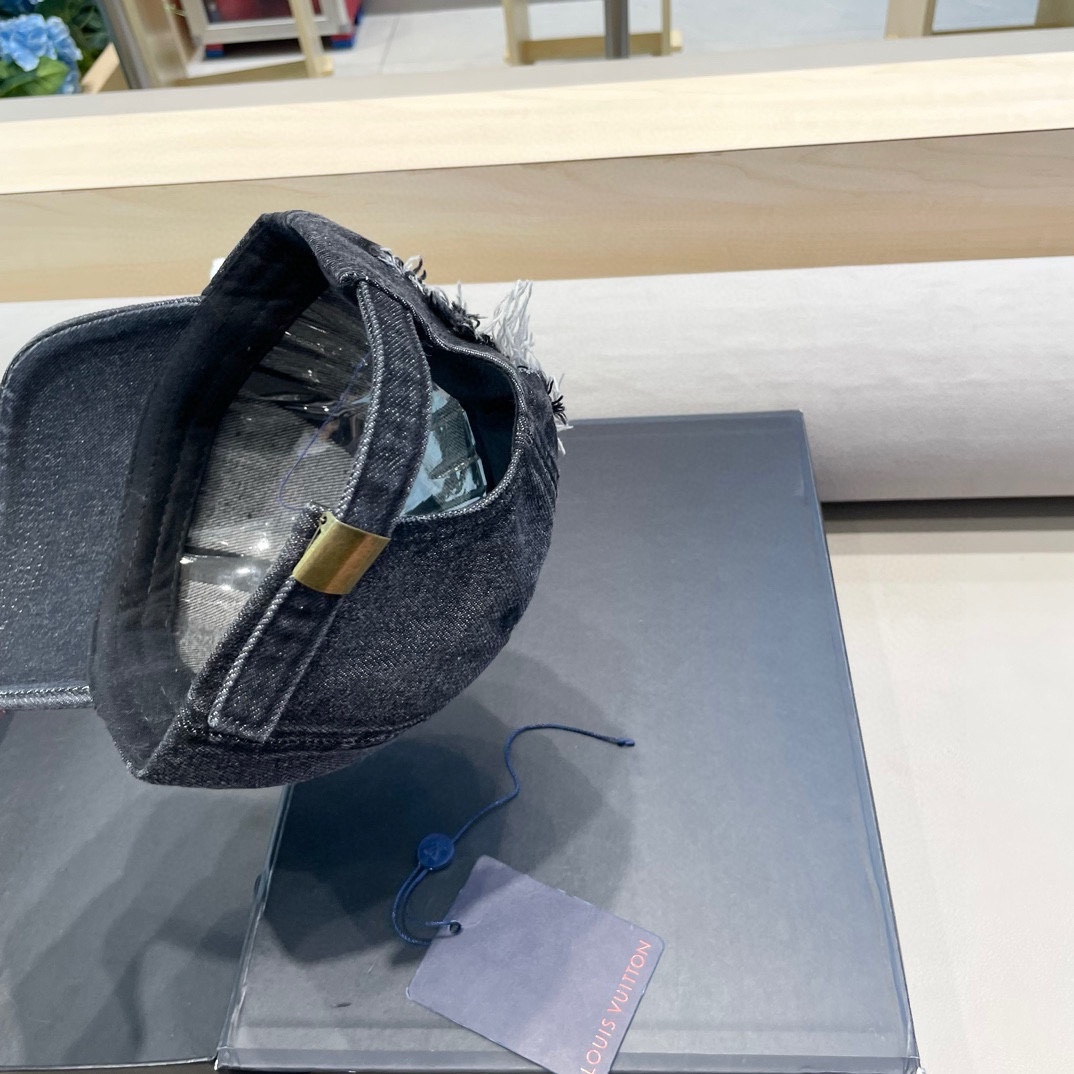   Lv路易威登  新款专柜同步牛仔洗水刺绣破洞棒球帽 
新款上架💙💙 今年赛琳家每款帽子都想拥有～
设