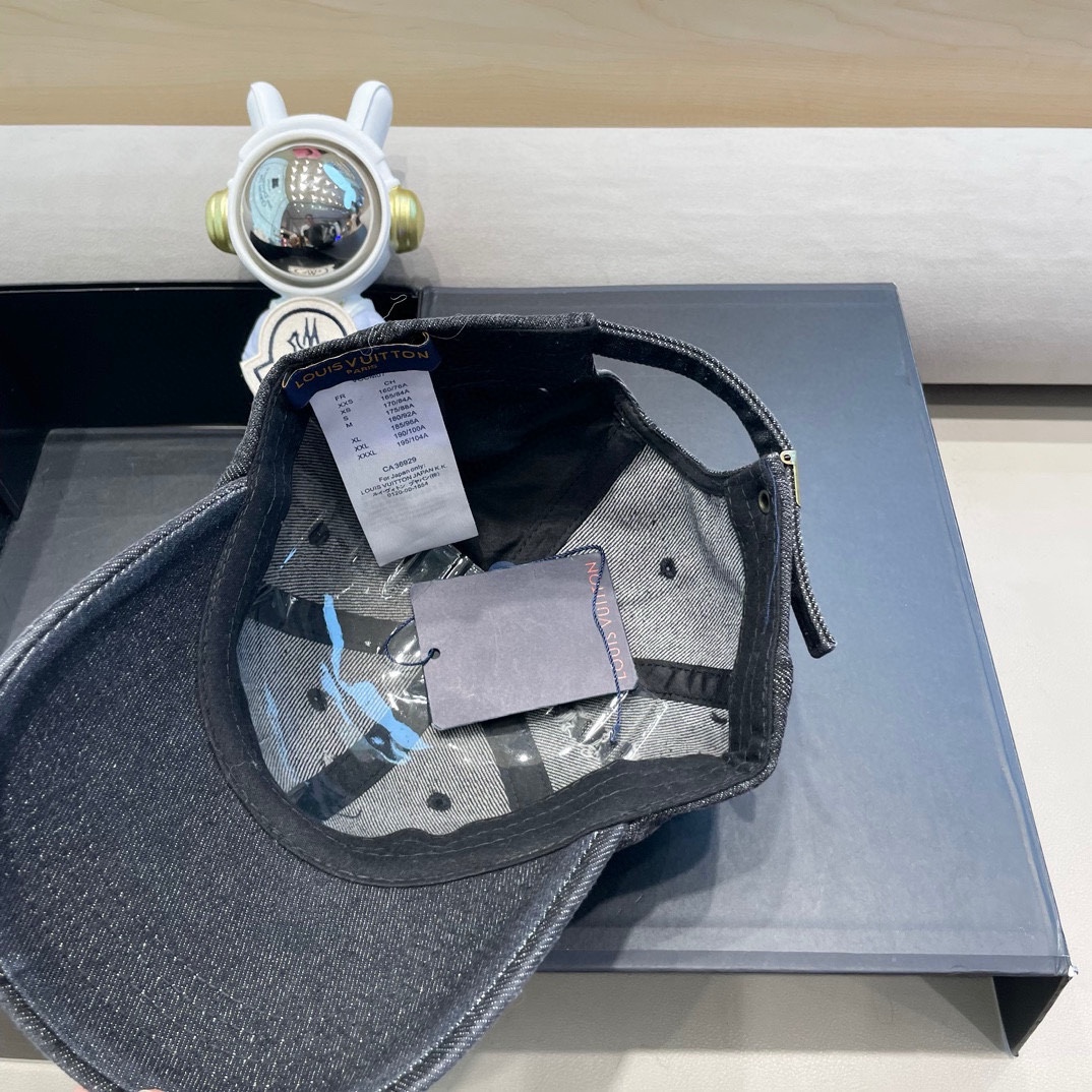   Lv路易威登  新款专柜同步牛仔洗水刺绣破洞棒球帽 
新款上架💙💙 今年赛琳家每款帽子都想拥有～
设