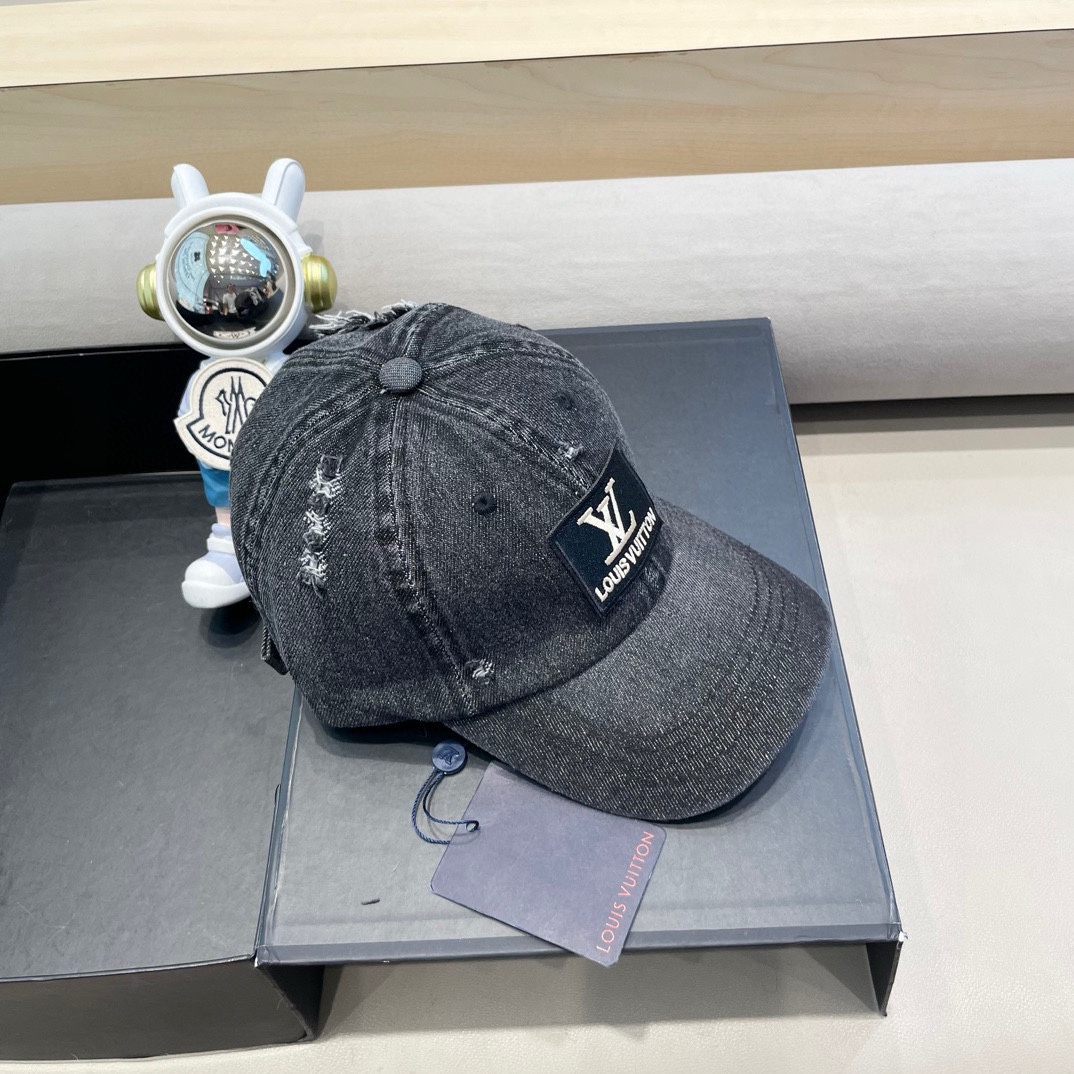   Lv路易威登  新款专柜同步牛仔洗水刺绣破洞棒球帽 
新款上架💙💙 今年赛琳家每款帽子都想拥有～
设