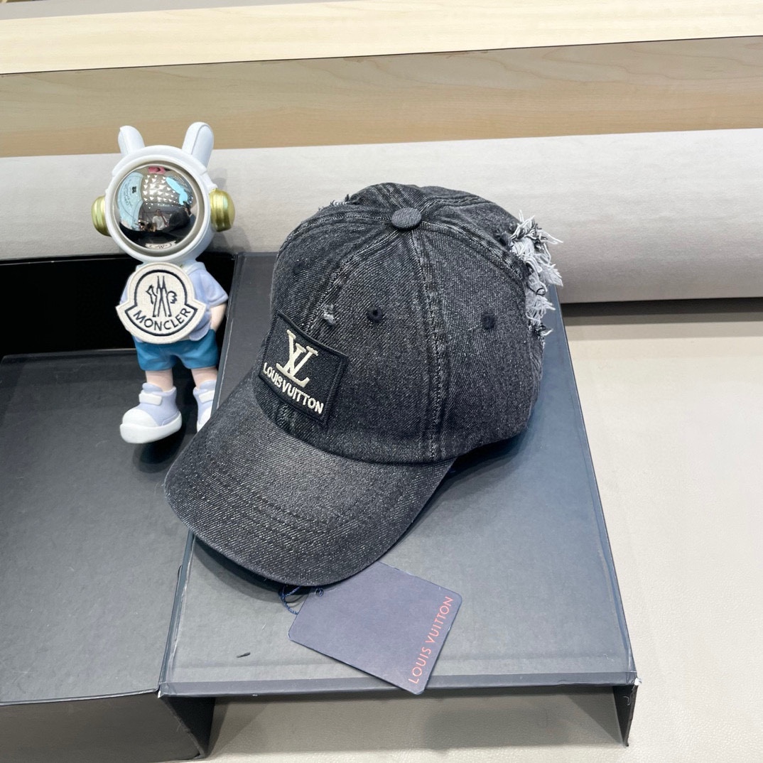   Lv路易威登  新款专柜同步牛仔洗水刺绣破洞棒球帽 
新款上架💙💙 今年赛琳家每款帽子都想拥有～
设