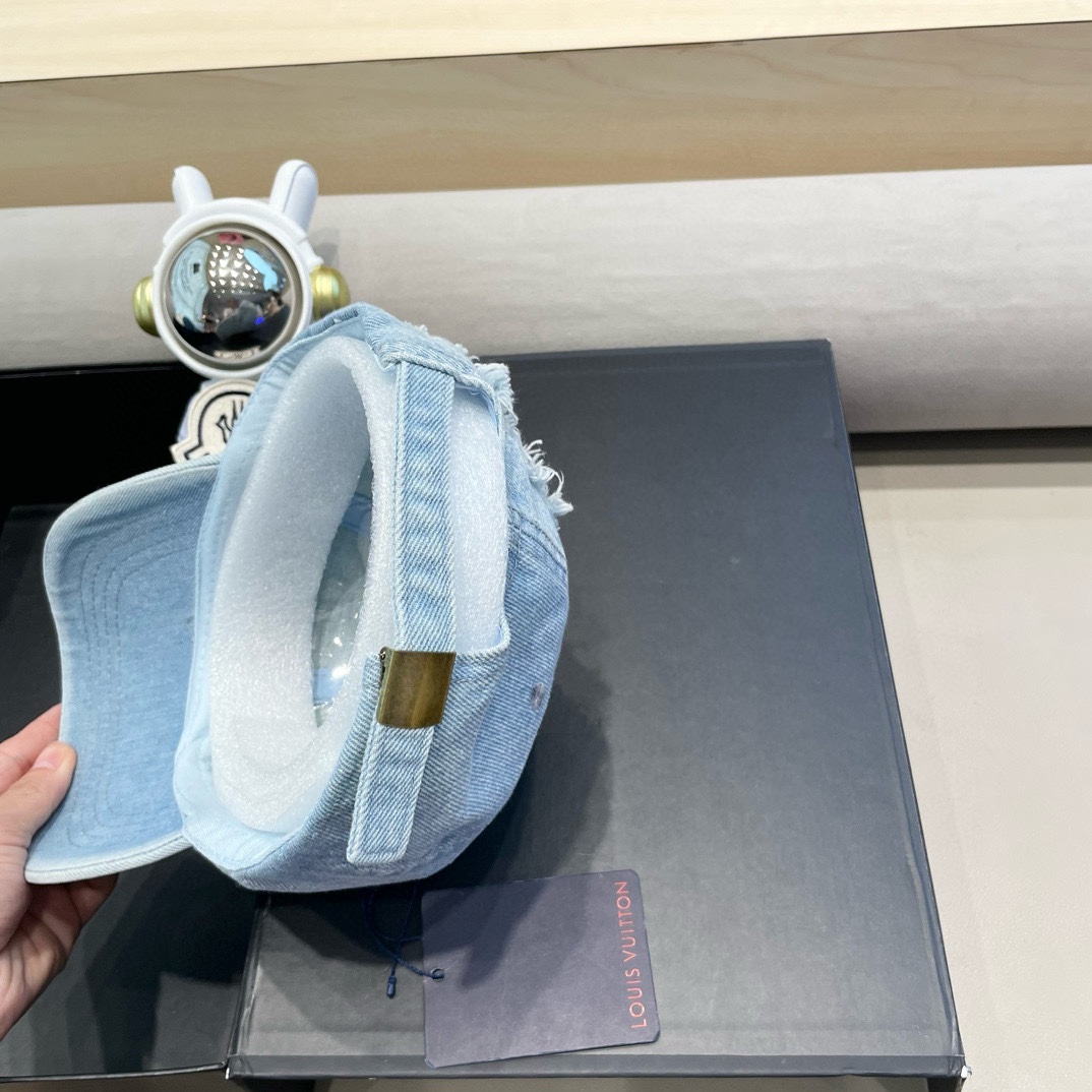   Lv路易威登  新款专柜同步牛仔洗水刺绣破洞棒球帽 
新款上架💙💙 今年赛琳家每款帽子都想拥有～
设