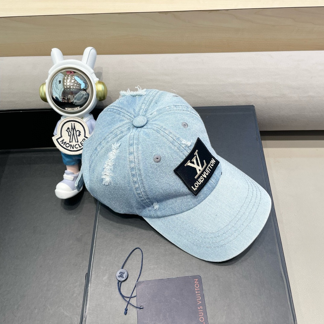   Lv路易威登  新款专柜同步牛仔洗水刺绣破洞棒球帽 
新款上架💙💙 今年赛琳家每款帽子都想拥有～
设