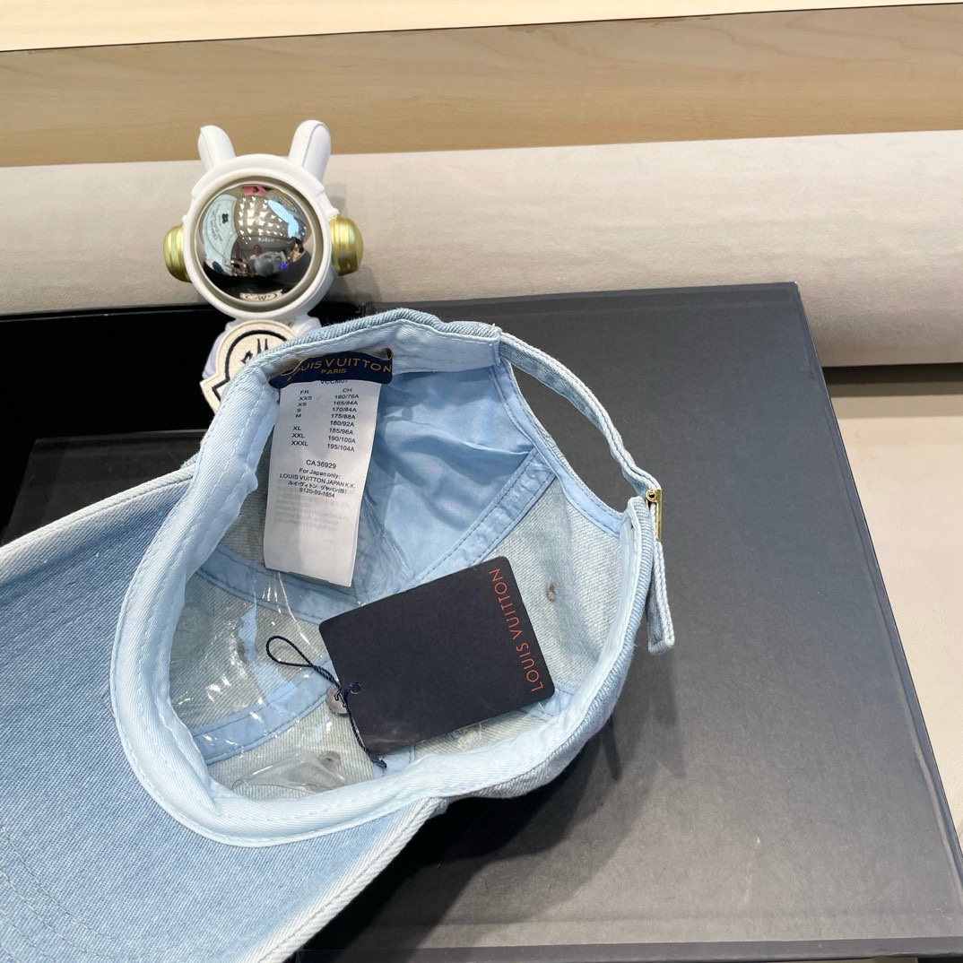   Lv路易威登  新款专柜同步牛仔洗水刺绣破洞棒球帽 
新款上架💙💙 今年赛琳家每款帽子都想拥有～
设