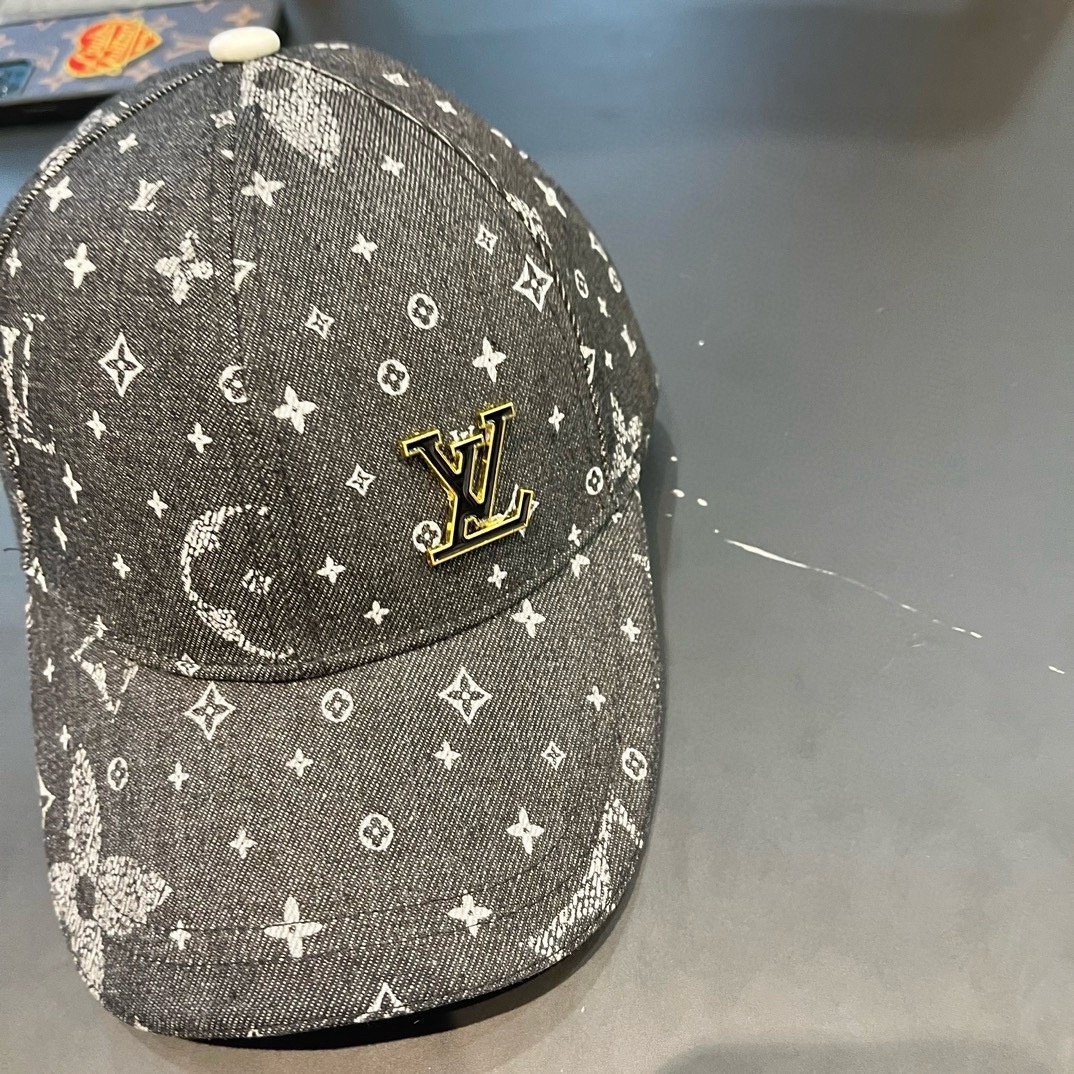   LV(路易威登)新款原单棒球帽，老花拼接，11开模订制，原版牛仔布料+专柜老花皮，做工细致完美，质量