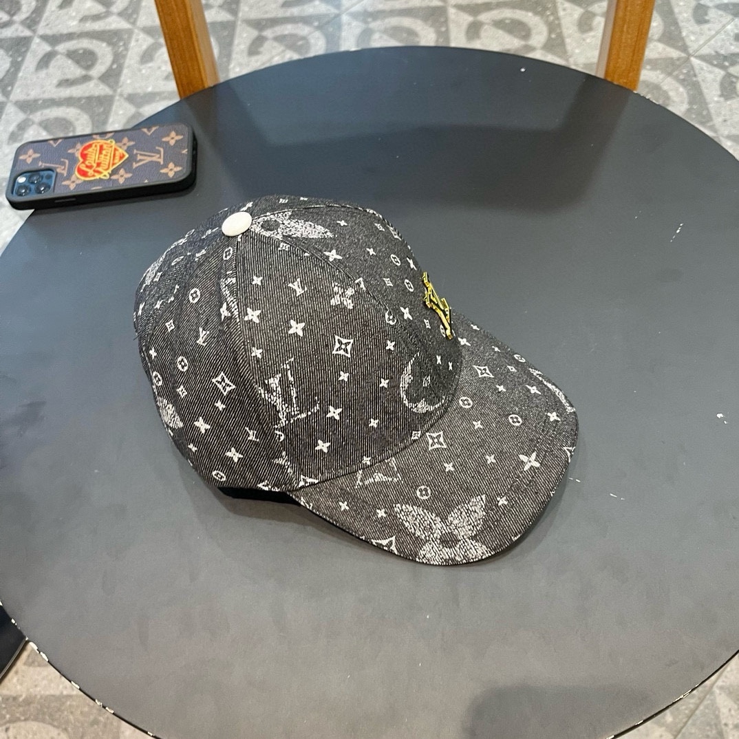   LV(路易威登)新款原单棒球帽，老花拼接，11开模订制，原版牛仔布料+专柜老花皮，做工细致完美，质量