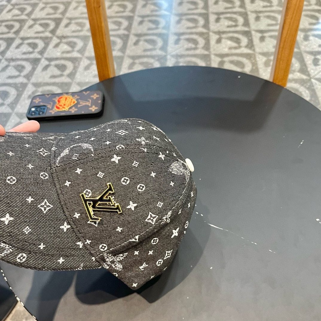   LV(路易威登)新款原单棒球帽，老花拼接，11开模订制，原版牛仔布料+专柜老花皮，做工细致完美，质量