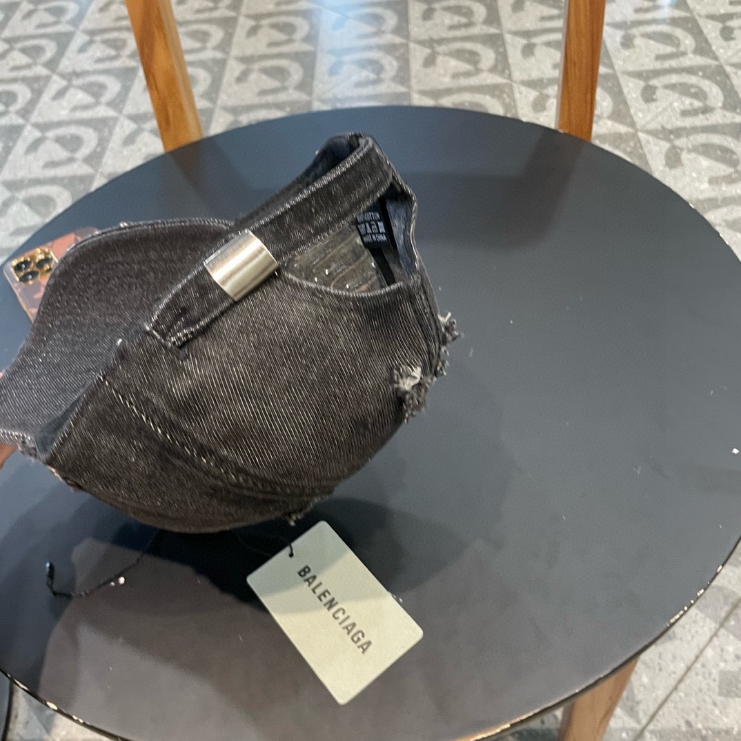  BALENCIAGA巴黎世家🆕春款新款个性棒球帽，高品质牛仔面料，透气性巨佳，四季佩戴款
高颜值时尚单