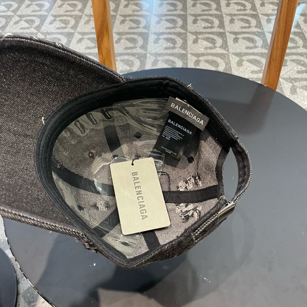  BALENCIAGA巴黎世家🆕春款新款个性棒球帽，高品质牛仔面料，透气性巨佳，四季佩戴款
高颜值时尚单