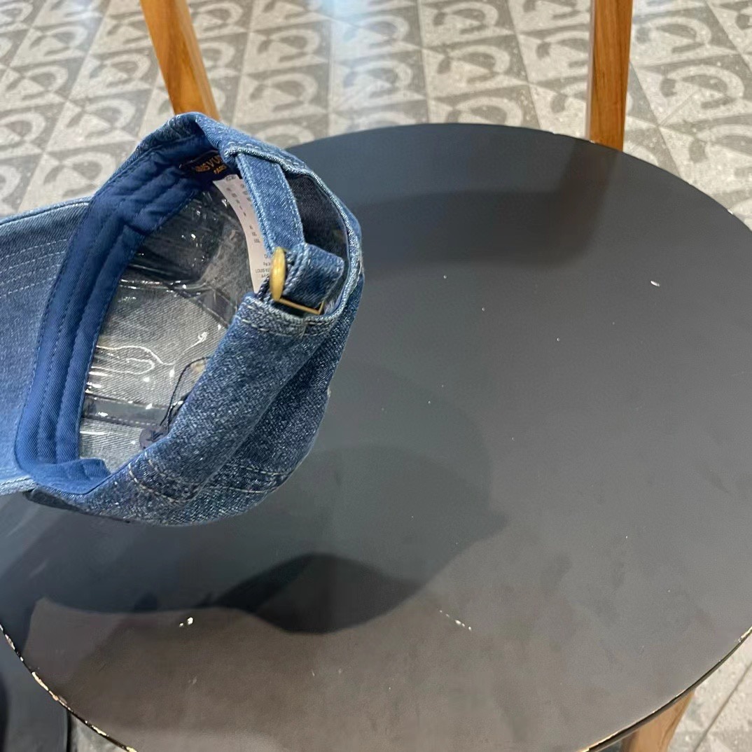    路易威登棒球帽LouisVuitton🧢  
LV牛仔棒球帽，简约大气，经典老花，男女通用