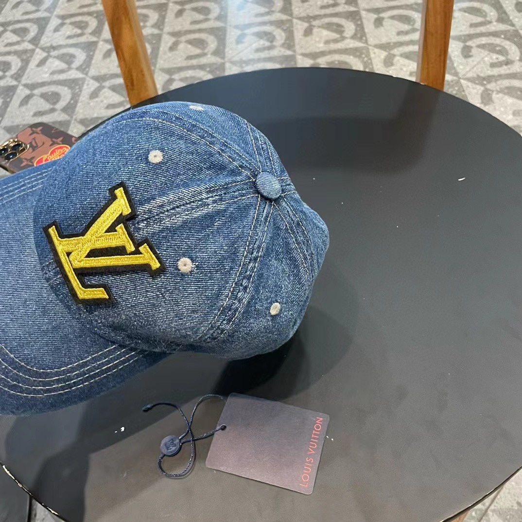    路易威登棒球帽LouisVuitton🧢  
LV牛仔棒球帽，简约大气，经典老花，男女通用