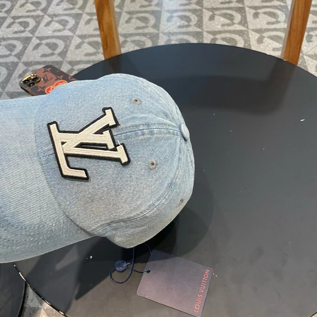    路易威登棒球帽LouisVuitton🧢  
LV牛仔棒球帽，简约大气，经典老花，男女通用