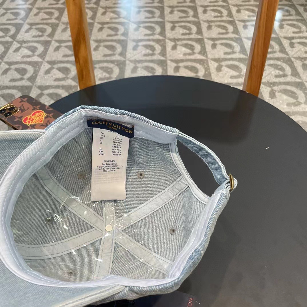    路易威登棒球帽LouisVuitton🧢  
LV牛仔棒球帽，简约大气，经典老花，男女通用