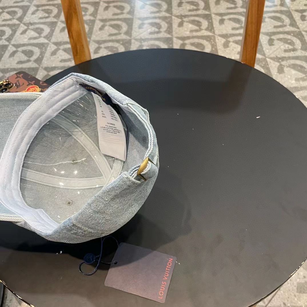    路易威登棒球帽LouisVuitton🧢  
LV牛仔棒球帽，简约大气，经典老花，男女通用