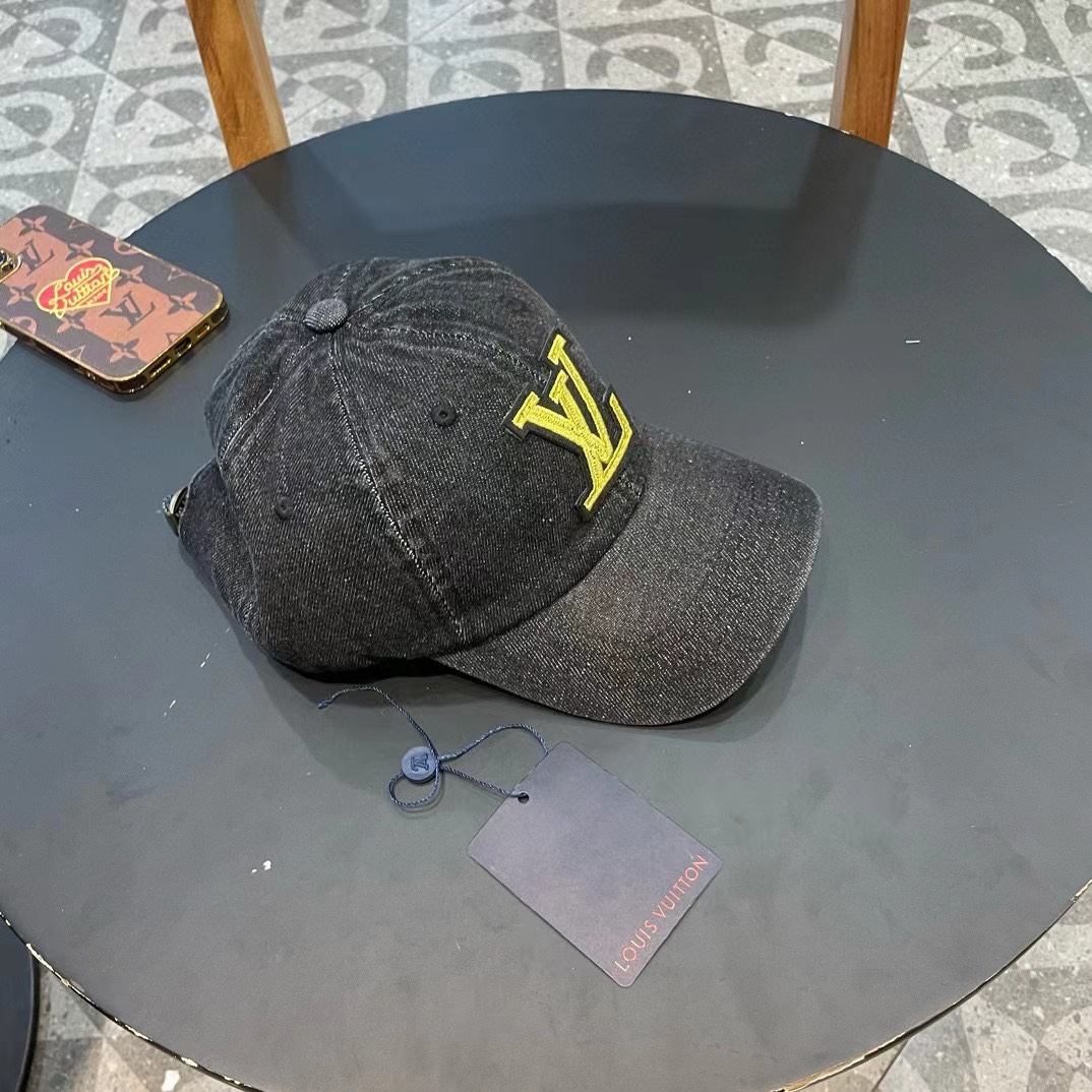    路易威登棒球帽LouisVuitton🧢  
LV牛仔棒球帽，简约大气，经典老花，男女通用