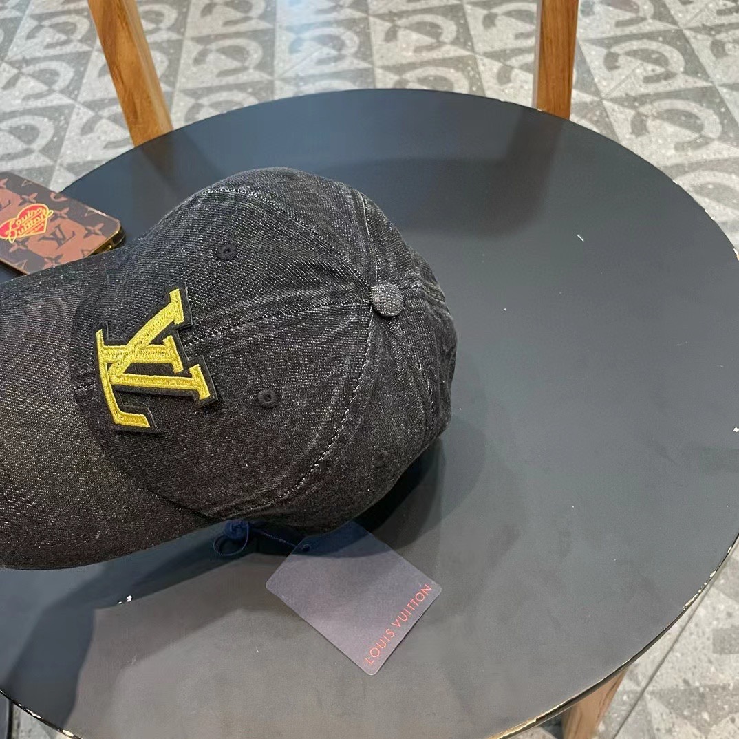    路易威登棒球帽LouisVuitton🧢  
LV牛仔棒球帽，简约大气，经典老花，男女通用