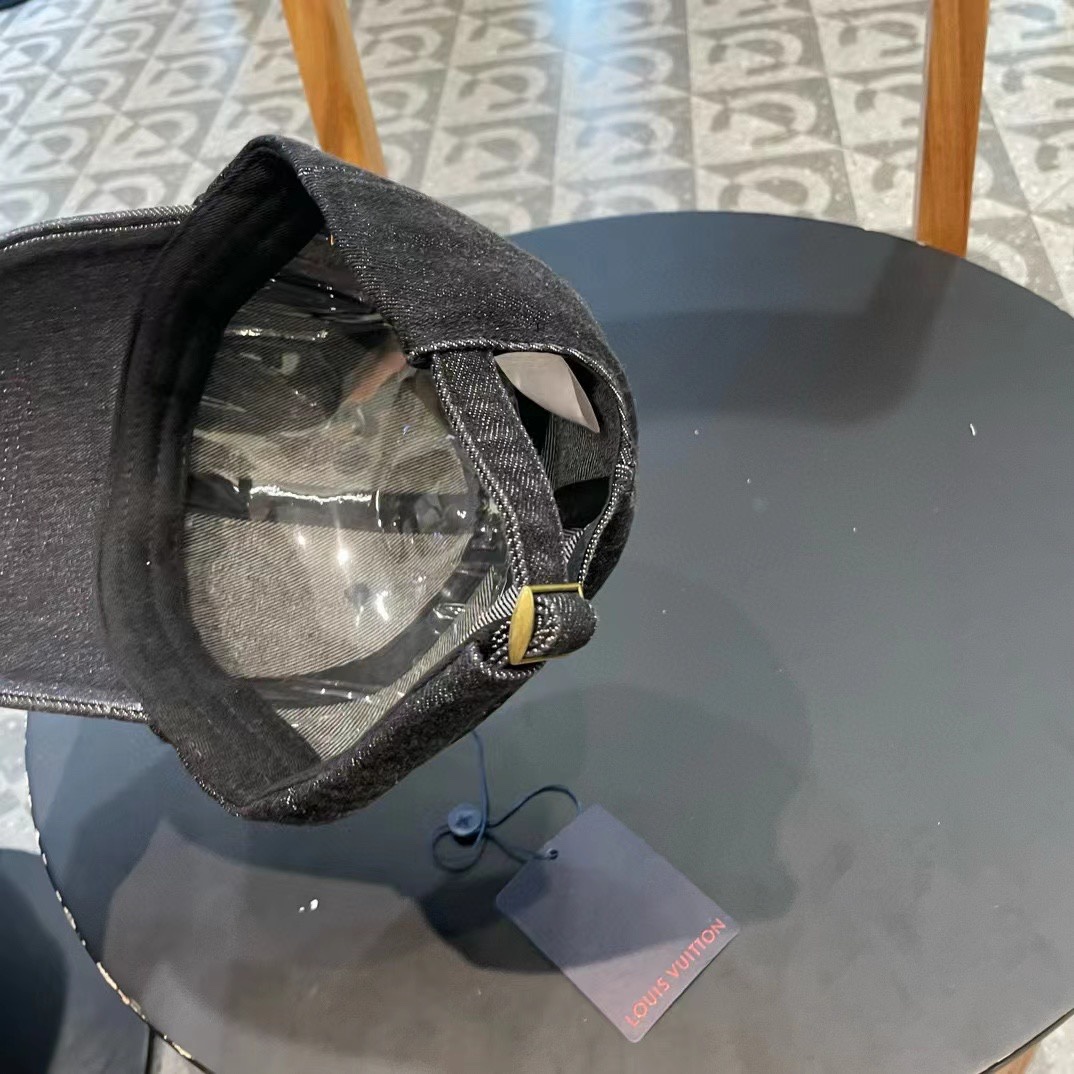    路易威登棒球帽LouisVuitton🧢  
LV牛仔棒球帽，简约大气，经典老花，男女通用