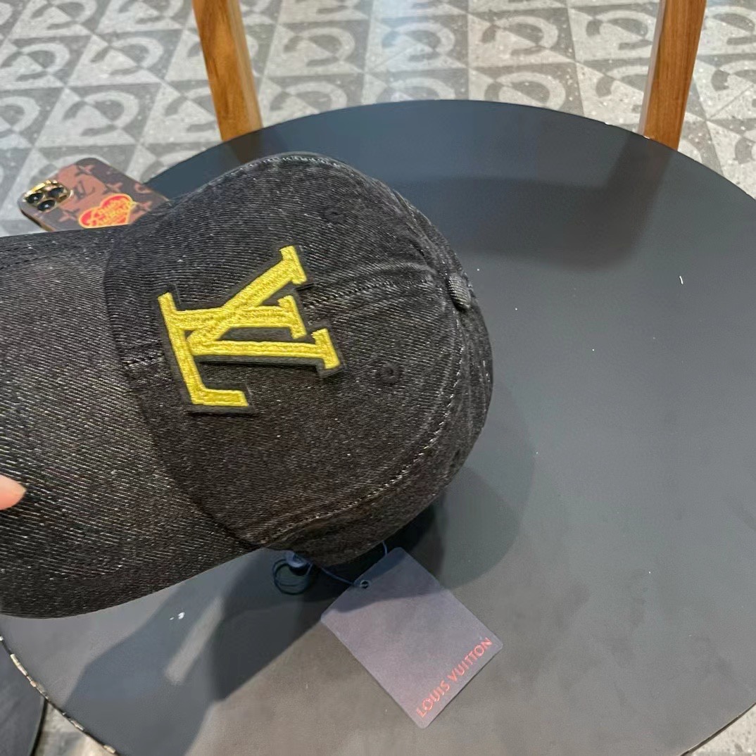    路易威登棒球帽LouisVuitton🧢  
LV牛仔棒球帽，简约大气，经典老花，男女通用