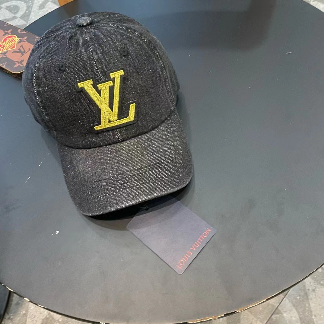    路易威登棒球帽LouisVuitton🧢  
LV牛仔棒球帽，简约大气，经典老花，男女通用