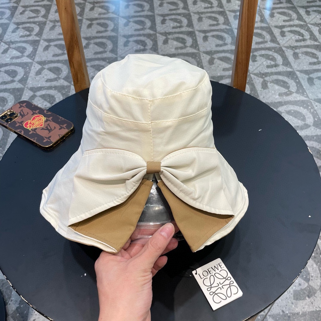 【LOEWE罗意威】新款大沿蝴蝶结遮阳渔夫帽～简约大气
🔅轻奢感满满，富家千金款