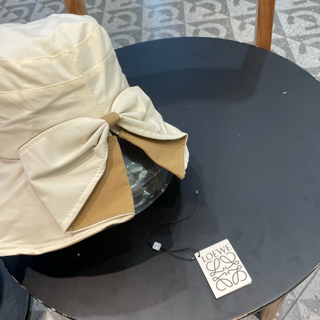 【LOEWE罗意威】新款大沿蝴蝶结遮阳渔夫帽～简约大气
🔅轻奢感满满，富家千金款