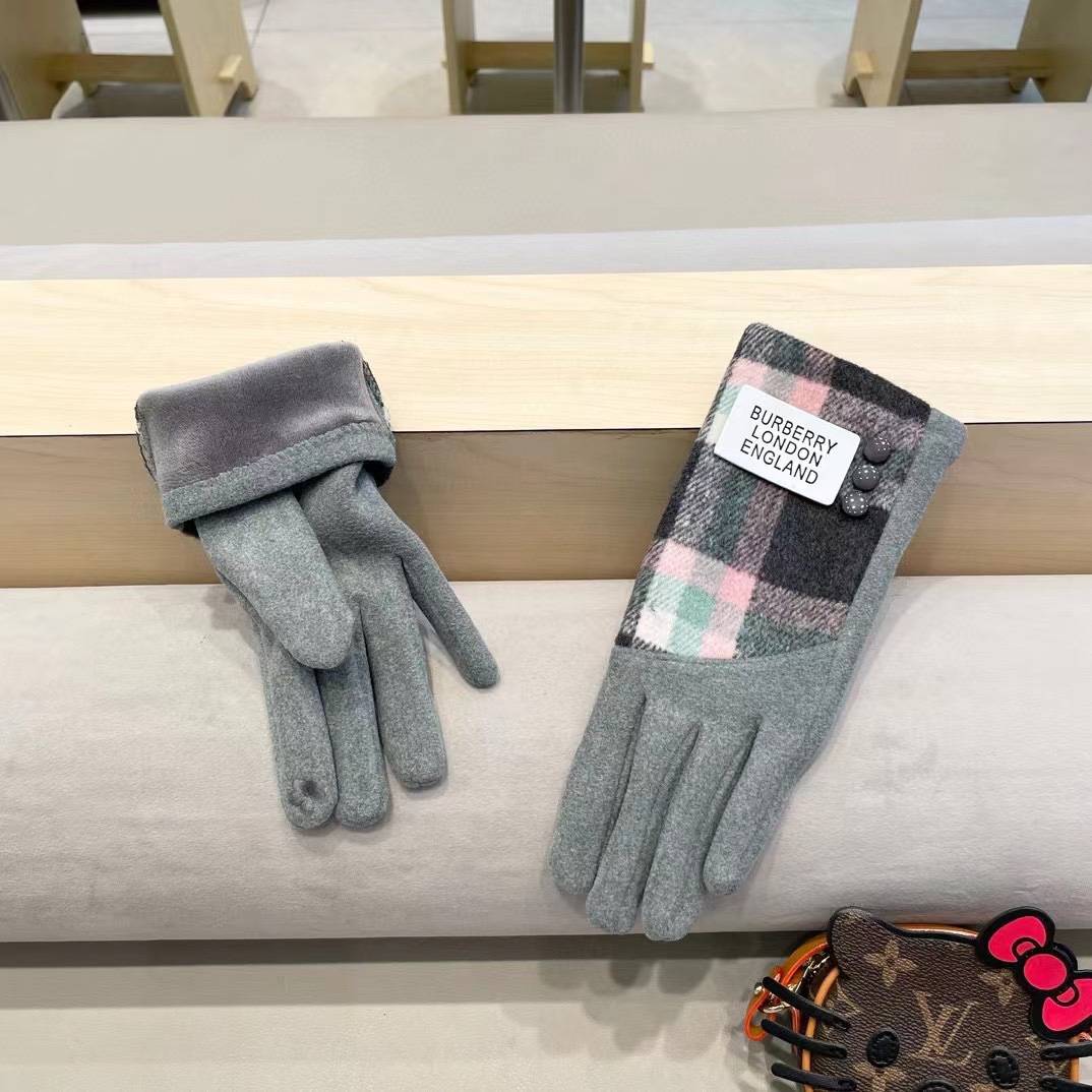 巴宝莉BURBERRY 专柜新品羊毛手套，时尚手套，秋冬保暖加绒内里，经典格子，上手超舒适柔软、百搭！均