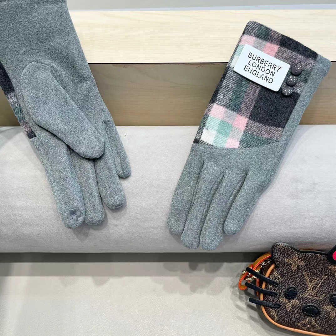 巴宝莉BURBERRY 专柜新品羊毛手套，时尚手套，秋冬保暖加绒内里，经典格子，上手超舒适柔软、百搭！均