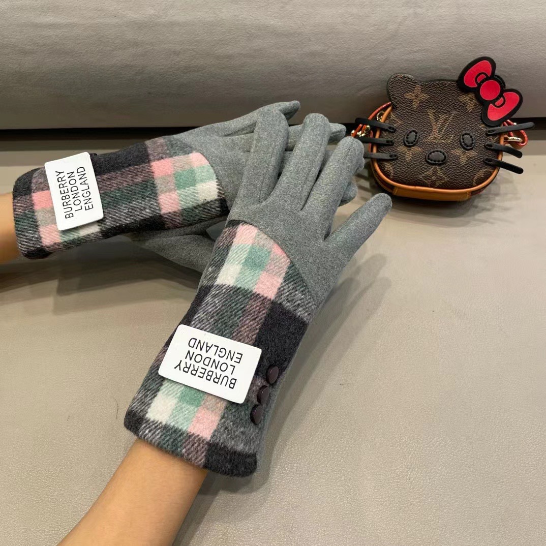 巴宝莉BURBERRY 专柜新品羊毛手套，时尚手套，秋冬保暖加绒内里，经典格子，上手超舒适柔软、百搭！均