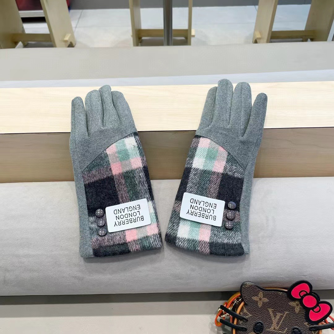 巴宝莉BURBERRY 专柜新品羊毛手套，时尚手套，秋冬保暖加绒内里，经典格子，上手超舒适柔软、百搭！均