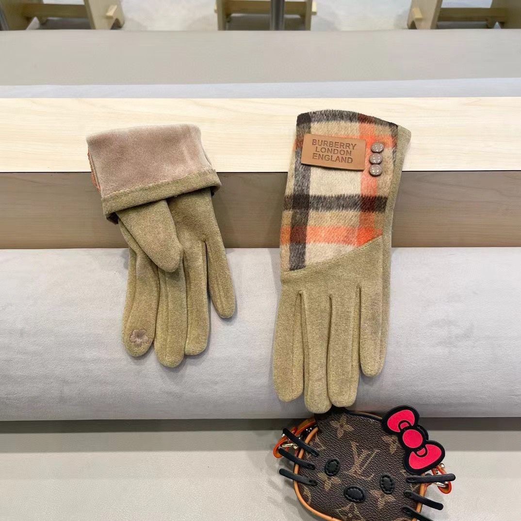 巴宝莉BURBERRY 专柜新品羊毛手套，时尚手套，秋冬保暖加绒内里，经典格子，上手超舒适柔软、百搭！均