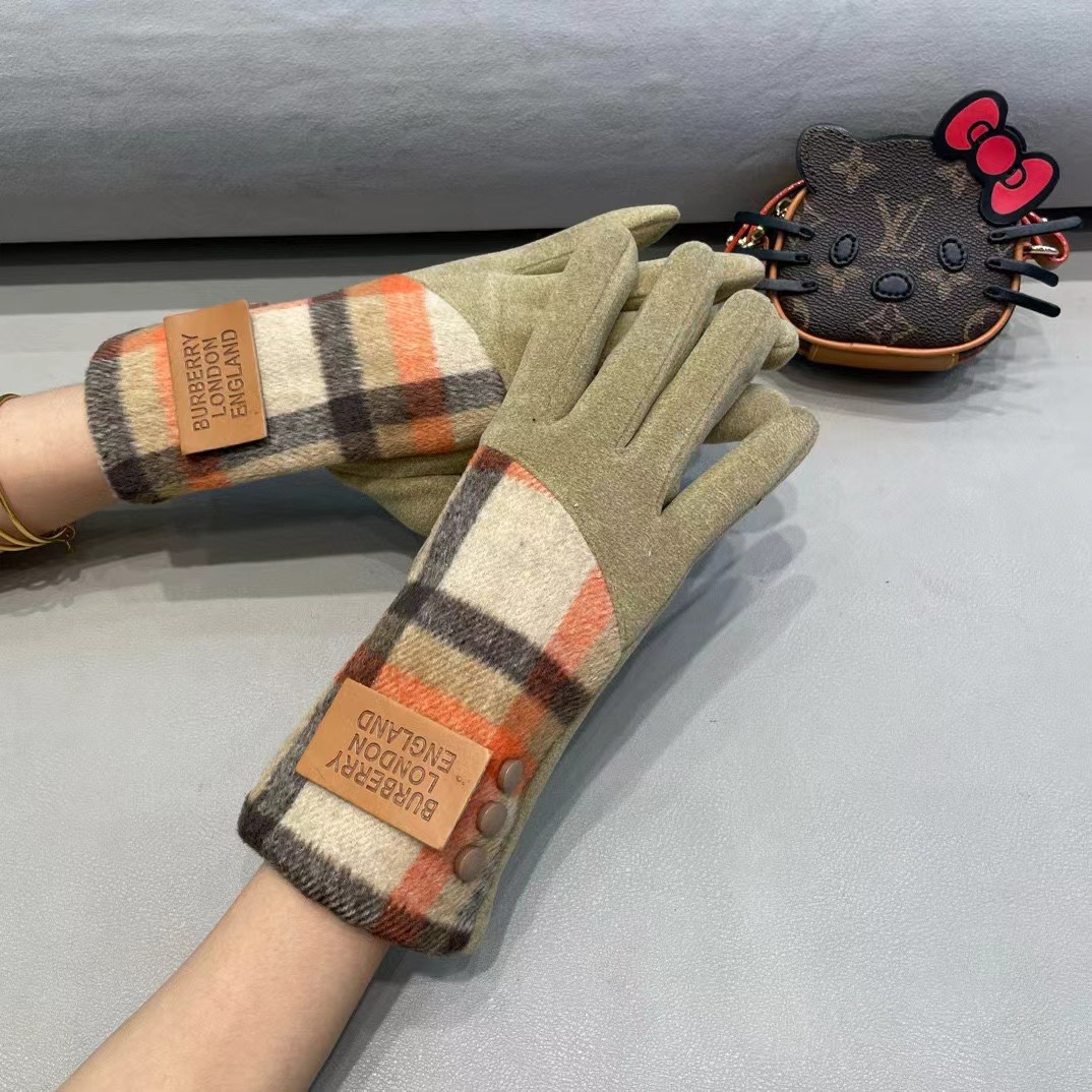 巴宝莉BURBERRY 专柜新品羊毛手套，时尚手套，秋冬保暖加绒内里，经典格子，上手超舒适柔软、百搭！均