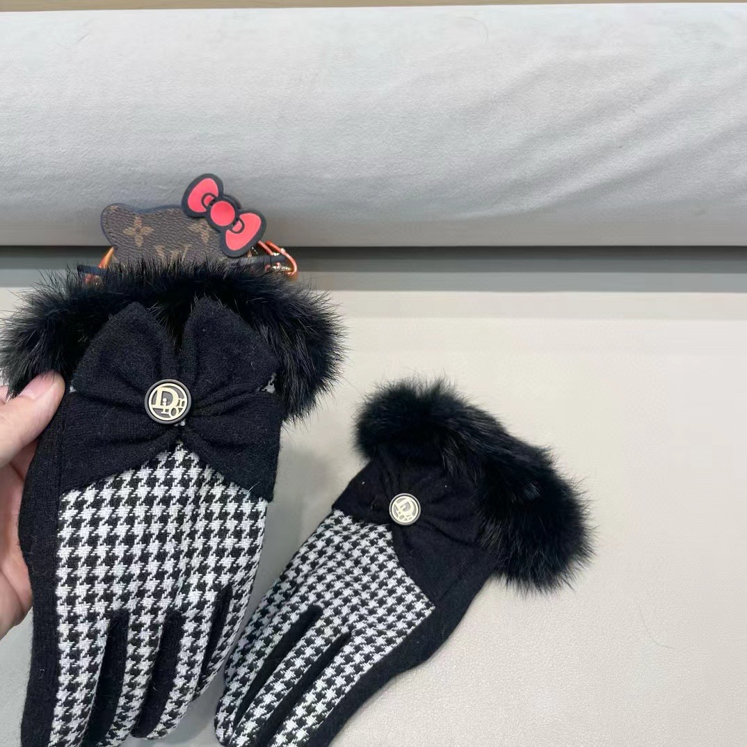 DIOR迪奥秋冬懒兔毛羊毛手套👍值得对比。。同款不同品质，秒杀市场差产品，羊毛十懒兔毛内里加绒 🙌经典不