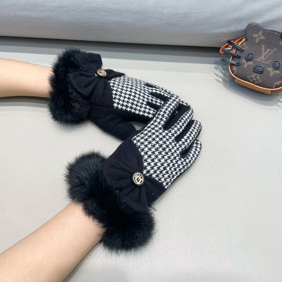 DIOR迪奥秋冬懒兔毛羊毛手套👍值得对比。。同款不同品质，秒杀市场差产品，羊毛十懒兔毛内里加绒 🙌经典不