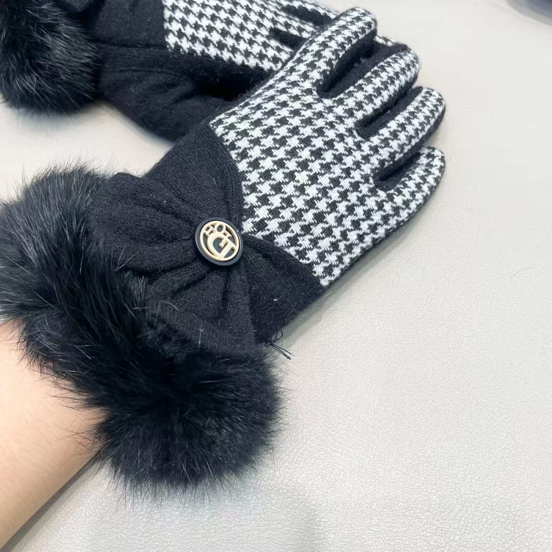 DIOR迪奥秋冬懒兔毛羊毛手套👍值得对比。。同款不同品质，秒杀市场差产品，羊毛十懒兔毛内里加绒 🙌经典不