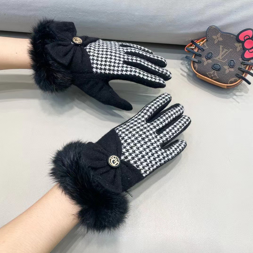 DIOR迪奥秋冬懒兔毛羊毛手套👍值得对比。。同款不同品质，秒杀市场差产品，羊毛十懒兔毛内里加绒 🙌经典不