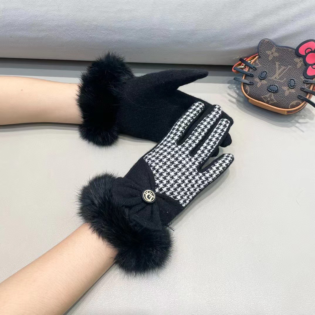 DIOR迪奥秋冬懒兔毛羊毛手套👍值得对比。。同款不同品质，秒杀市场差产品，羊毛十懒兔毛内里加绒 🙌经典不