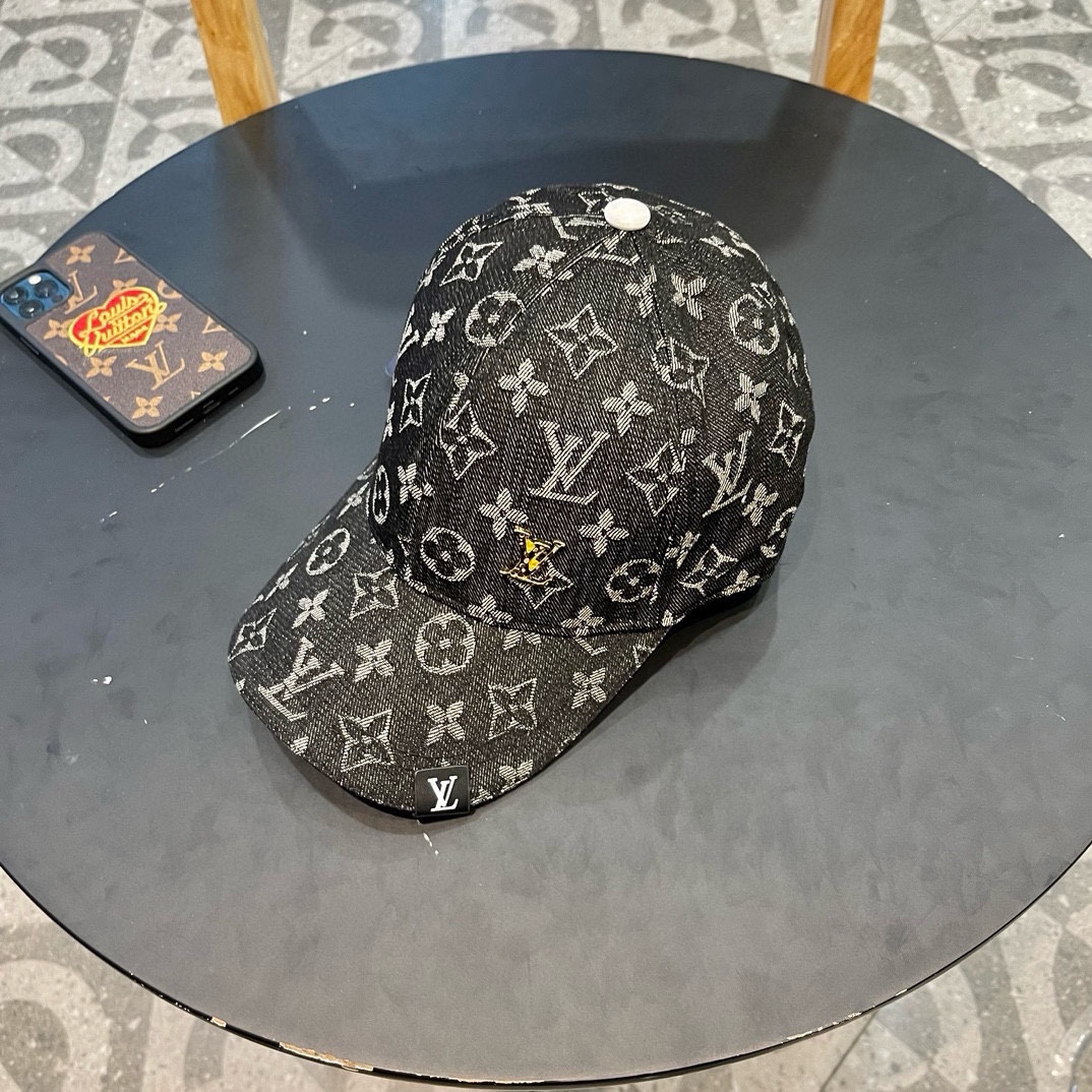    LV路易威登新款牛仔棒球帽
火爆技术升级，洗水牛仔风街头风十足
更符合现在时尚小哥哥小姐姐的sty
