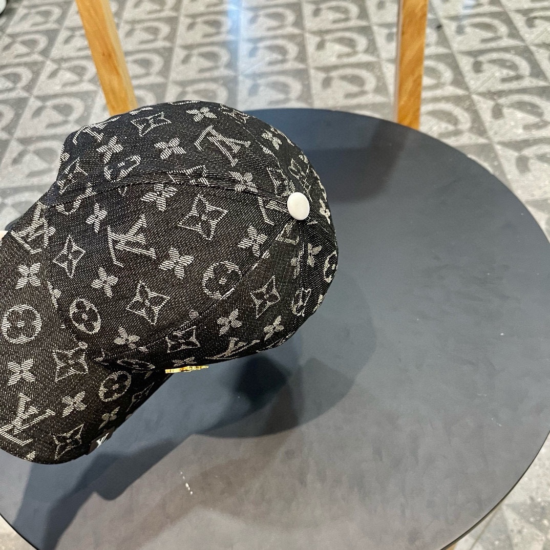    LV路易威登新款牛仔棒球帽
火爆技术升级，洗水牛仔风街头风十足
更符合现在时尚小哥哥小姐姐的sty