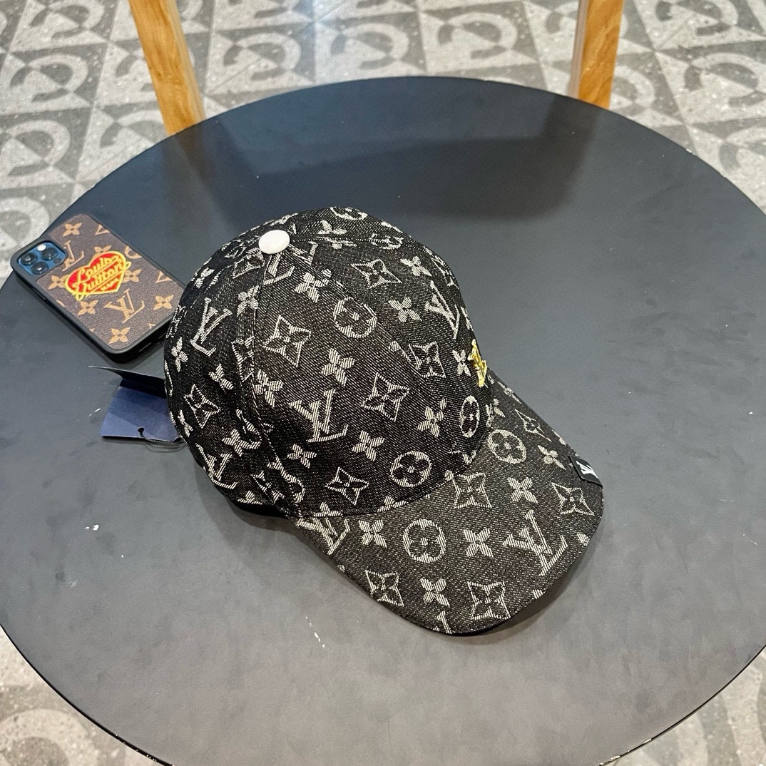    LV路易威登新款牛仔棒球帽
火爆技术升级，洗水牛仔风街头风十足
更符合现在时尚小哥哥小姐姐的sty
