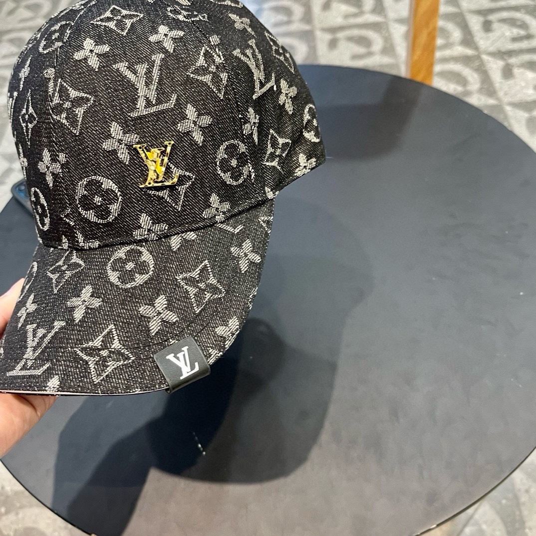    LV路易威登新款牛仔棒球帽
火爆技术升级，洗水牛仔风街头风十足
更符合现在时尚小哥哥小姐姐的sty
