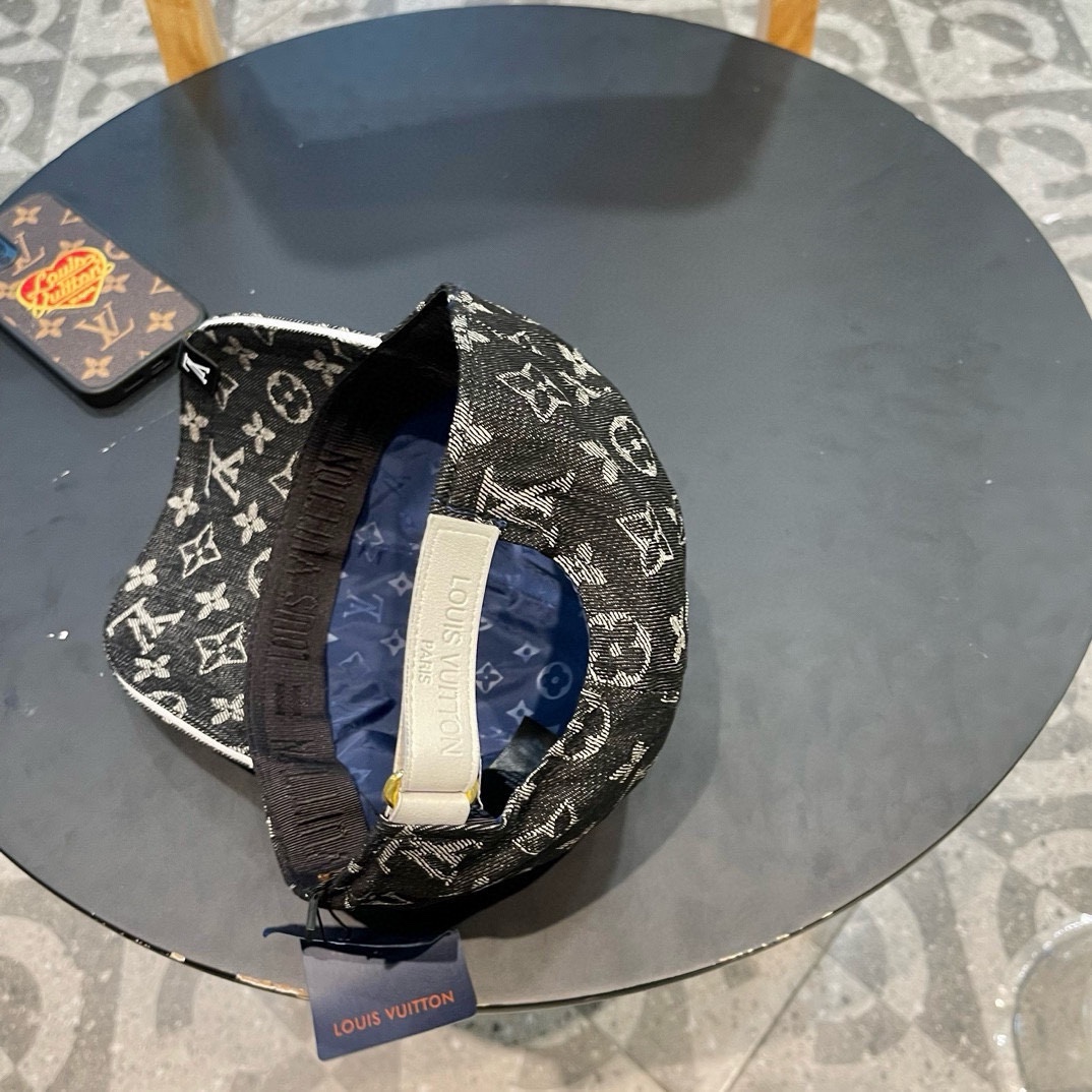    LV路易威登新款牛仔棒球帽
火爆技术升级，洗水牛仔风街头风十足
更符合现在时尚小哥哥小姐姐的sty