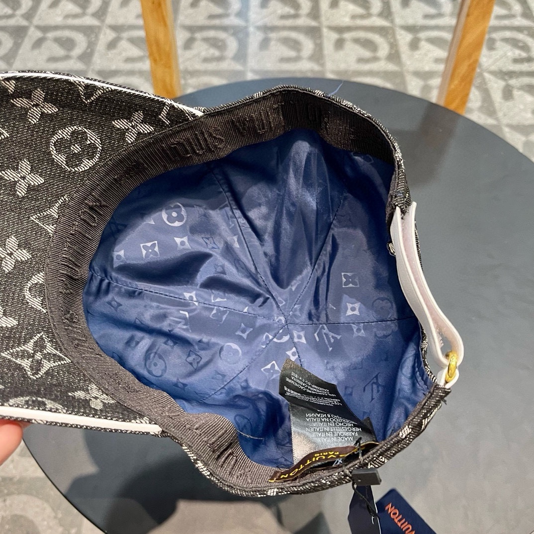    LV路易威登新款牛仔棒球帽
火爆技术升级，洗水牛仔风街头风十足
更符合现在时尚小哥哥小姐姐的sty