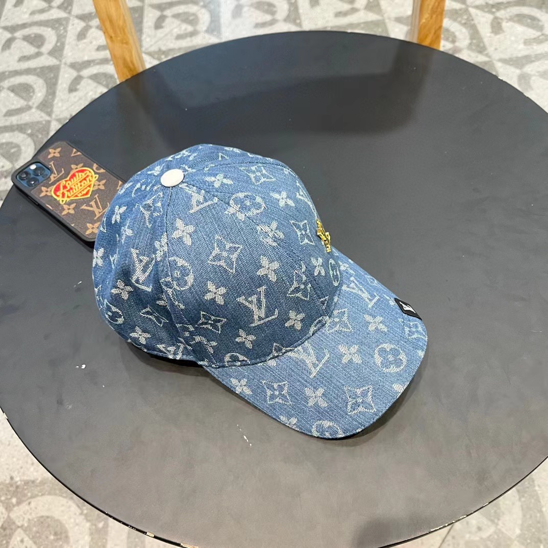    LV路易威登新款牛仔棒球帽
火爆技术升级，洗水牛仔风街头风十足
更符合现在时尚小哥哥小姐姐的sty