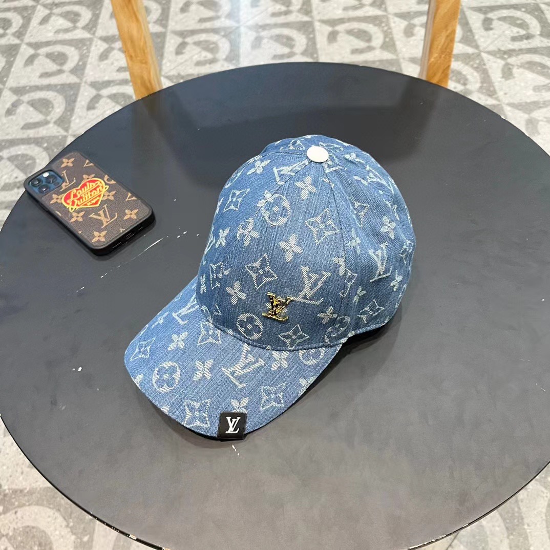    LV路易威登新款牛仔棒球帽
火爆技术升级，洗水牛仔风街头风十足
更符合现在时尚小哥哥小姐姐的sty