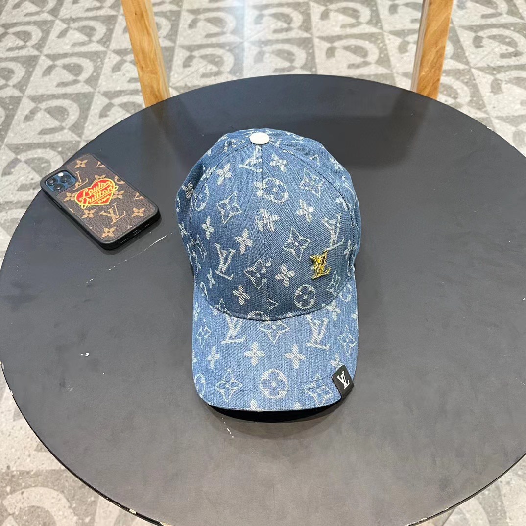    LV路易威登新款牛仔棒球帽
火爆技术升级，洗水牛仔风街头风十足
更符合现在时尚小哥哥小姐姐的sty