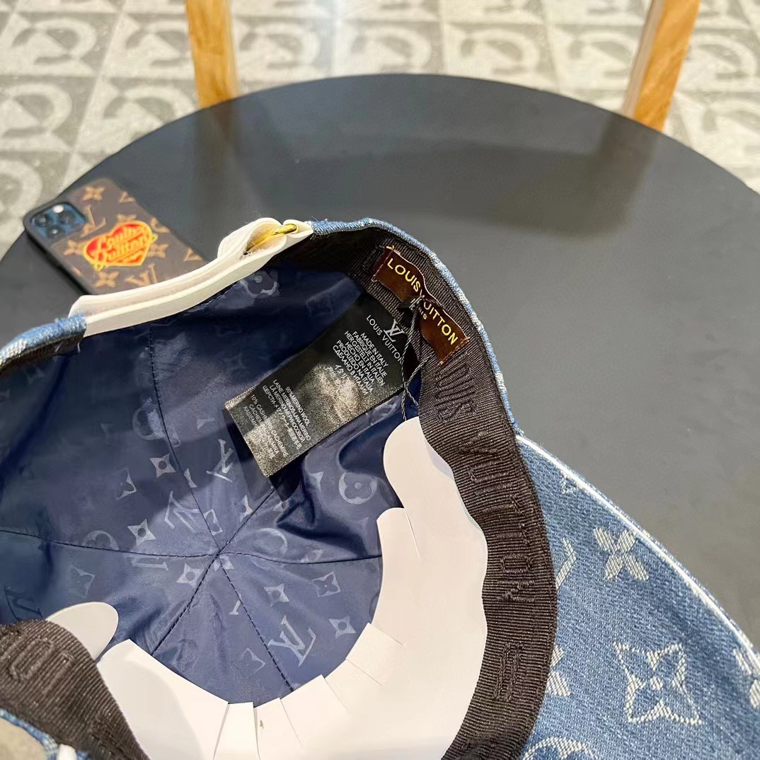    LV路易威登新款牛仔棒球帽
火爆技术升级，洗水牛仔风街头风十足
更符合现在时尚小哥哥小姐姐的sty