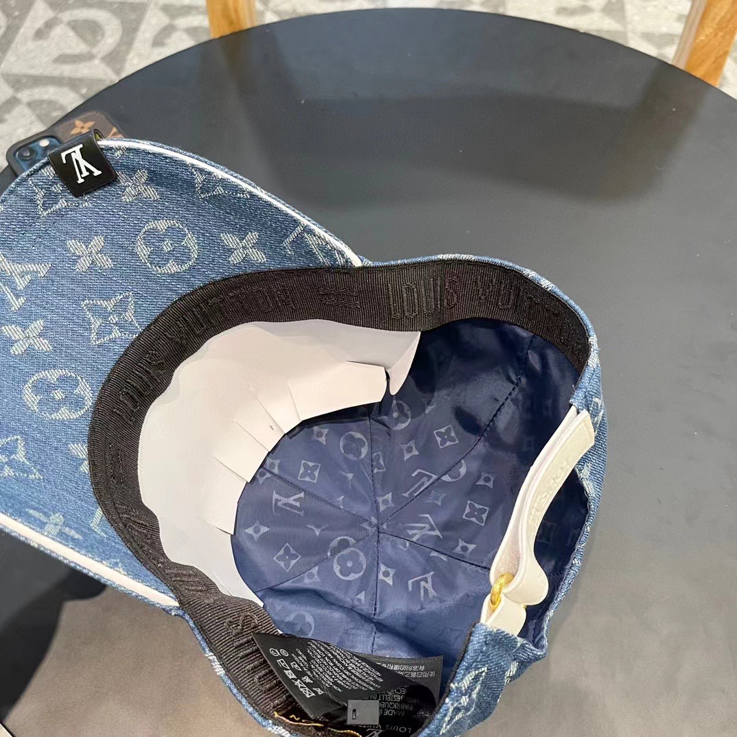    LV路易威登新款牛仔棒球帽
火爆技术升级，洗水牛仔风街头风十足
更符合现在时尚小哥哥小姐姐的sty